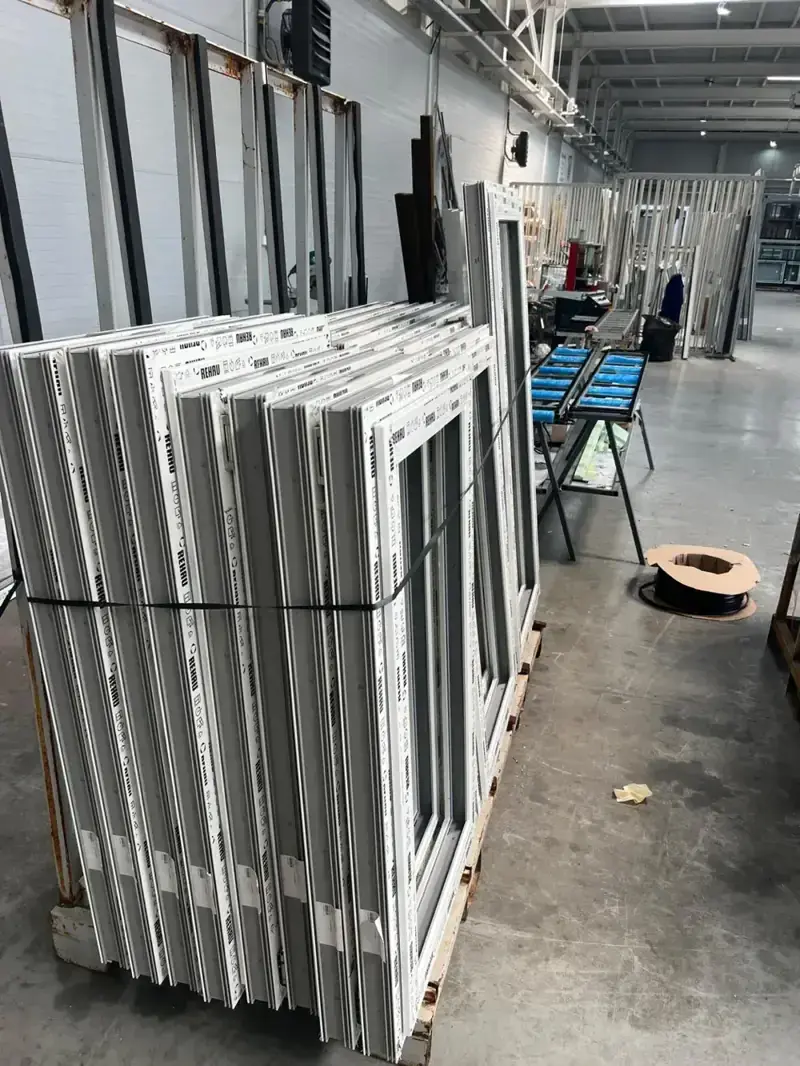 Telai per serramenti in PVC in reparto di produzione Telai per serramenti in PVC in reparto di produzione